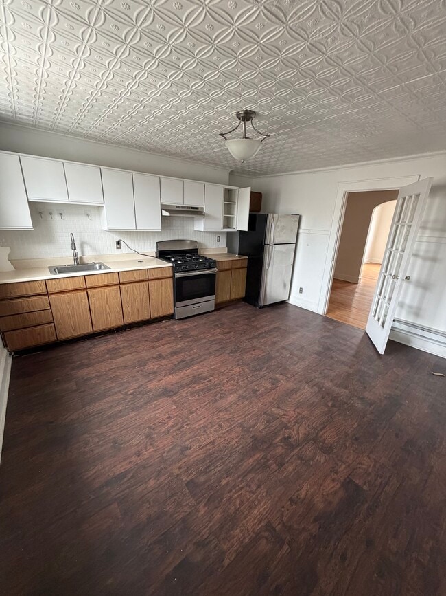 Large eat in kitchen - 147 Ferry St
