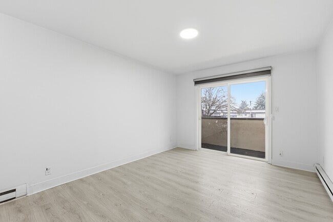 Building Photo - 331 6th St