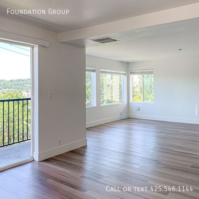 Building Photo - HUGE 2 bed, 2 bath apartment! 2 months FRE...