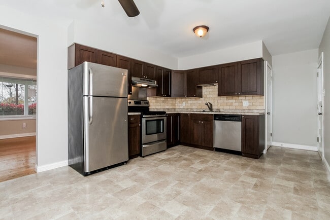 Building Photo - 803 Serben Dr