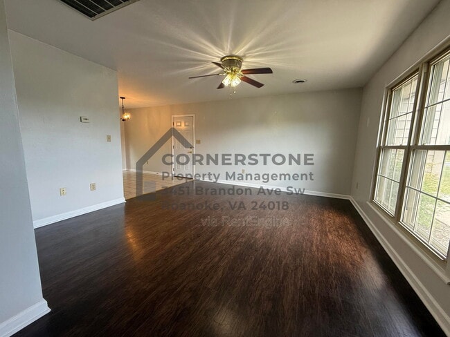 Building Photo - 713 Lakeview Cir