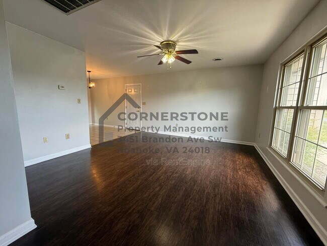 Foto del edificio - 713 Lakeview Cir