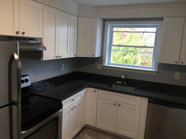 Building Photo - The Executive Sky View Condo (HEAT + HOT Water  Included)