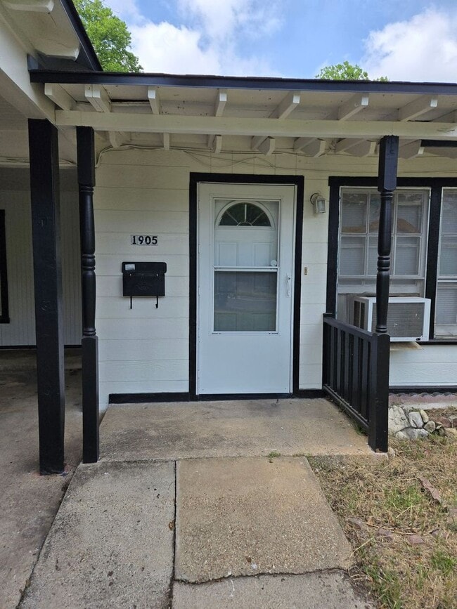 Building Photo - 1905 Poage Ave