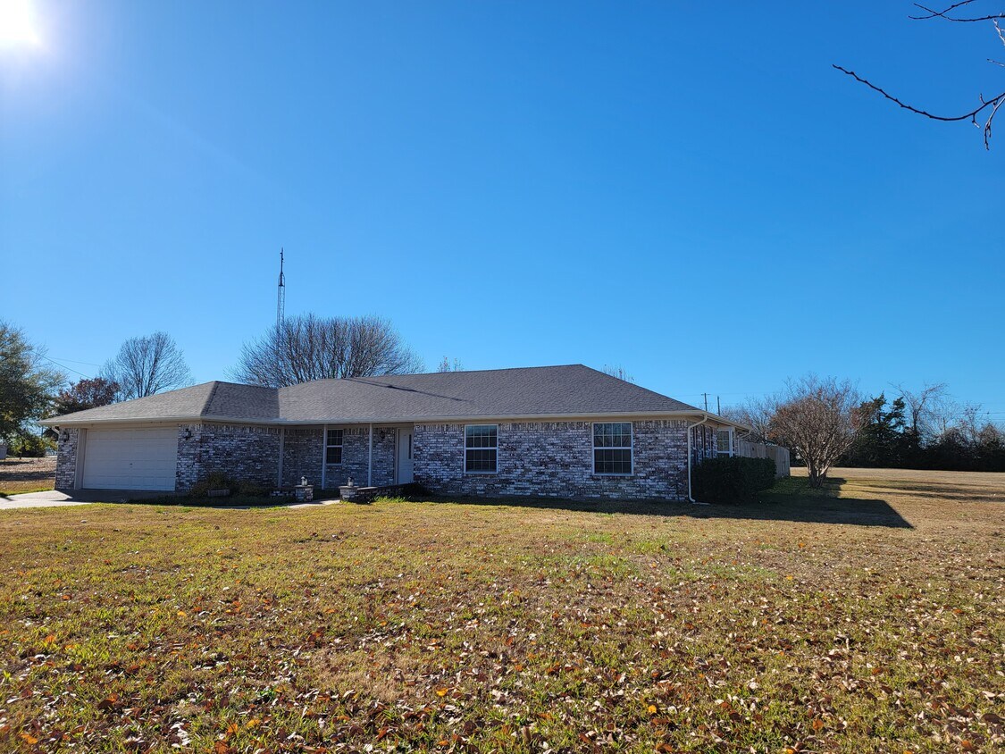 Primary Photo - 101 Bluebonnet Ln