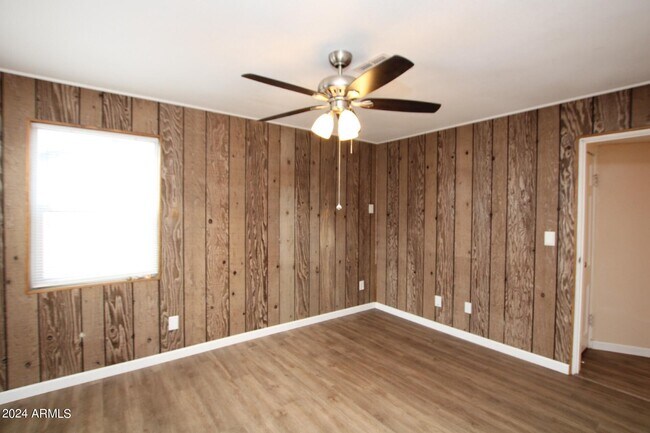 Foto del edificio - 300 W 9th St