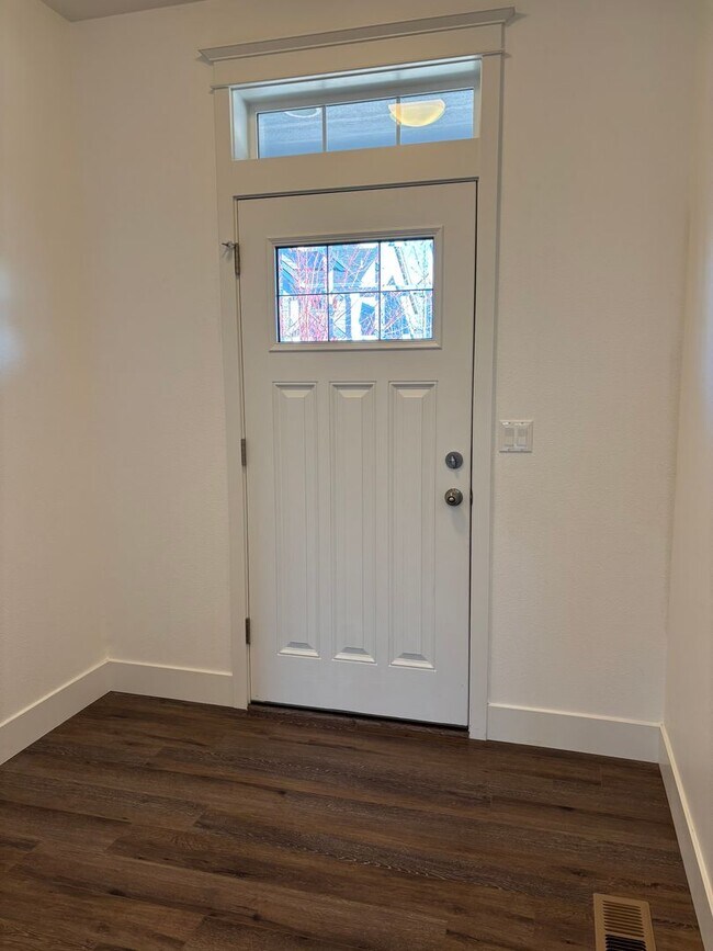 Foto del edificio - 2 Story Home in the Desirable Columbia Estates Development