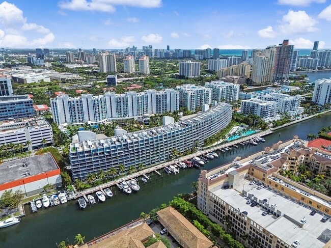 Foto del edificio - 2950 NE 188th St