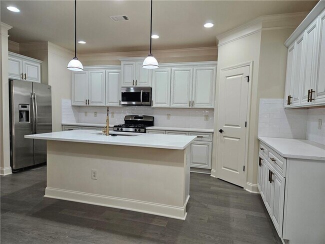 Building Photo - 3155 Stonecrest Dr