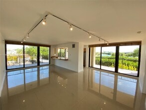 Building Photo - 801 N Venetian Dr