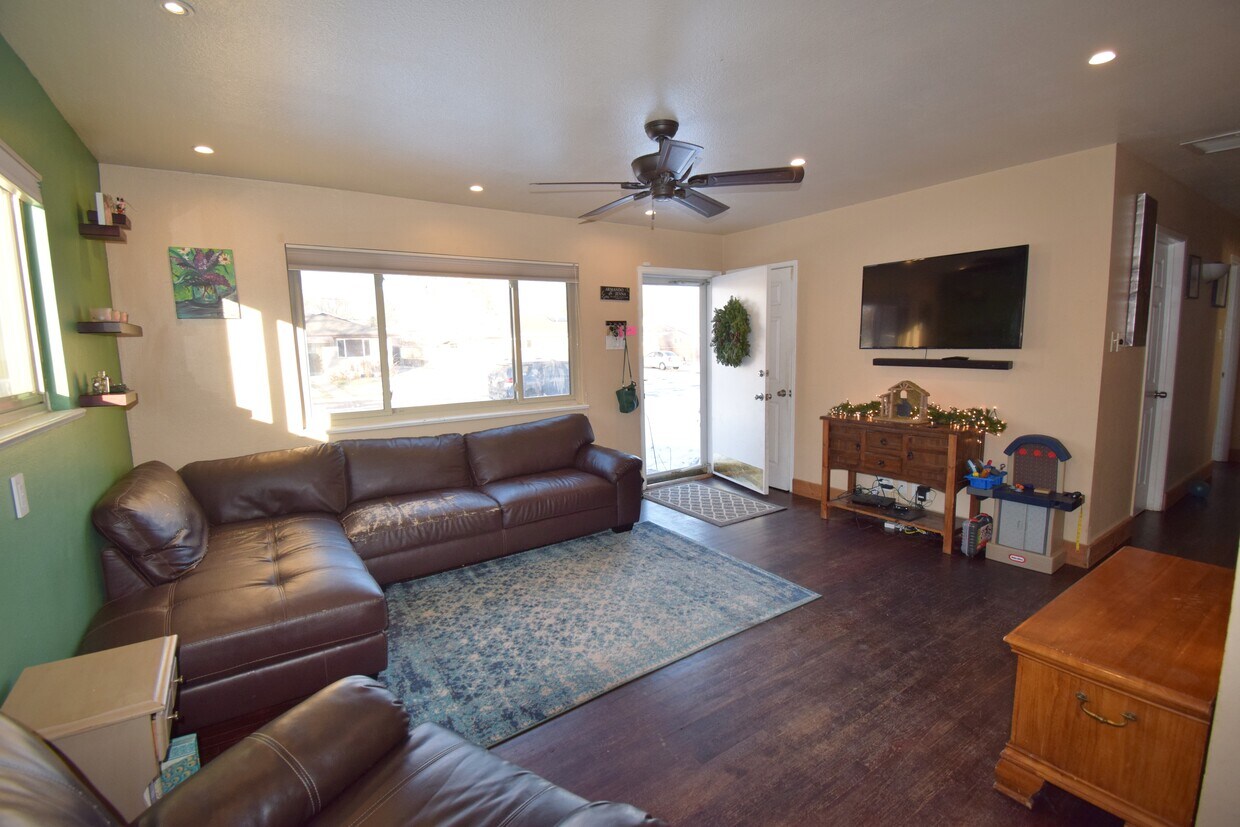 Primary Photo - 6990 W Calahan Ave