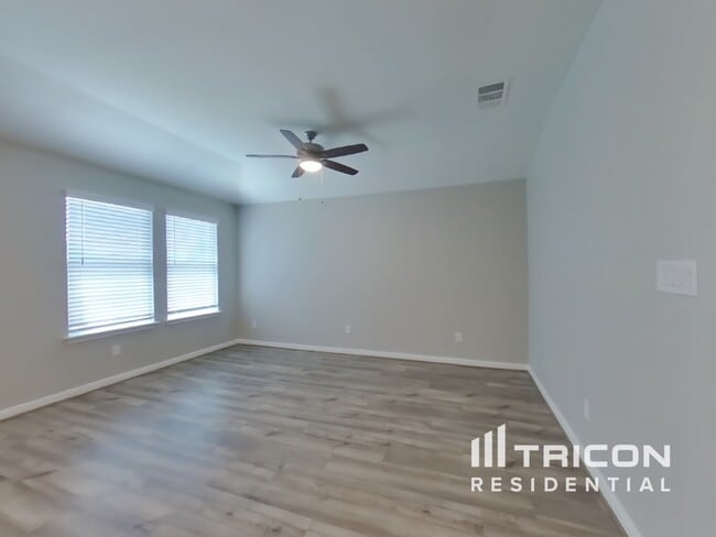 Foto del edificio - 13530 Paxton Blvd