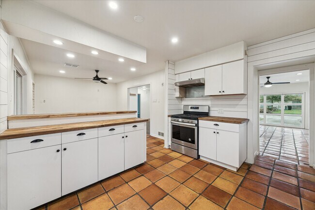 Foto del edificio - 7262 Roos Rd