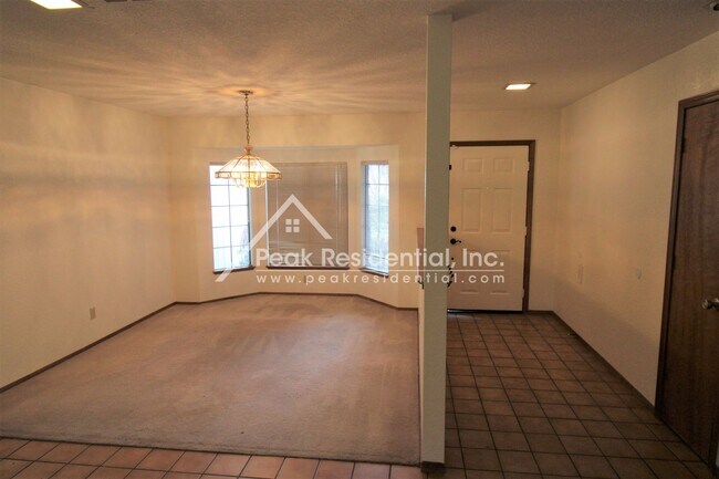 Foto del edificio - Wonderful Orangevale 4bd/2ba Home with 2 Car Garage!