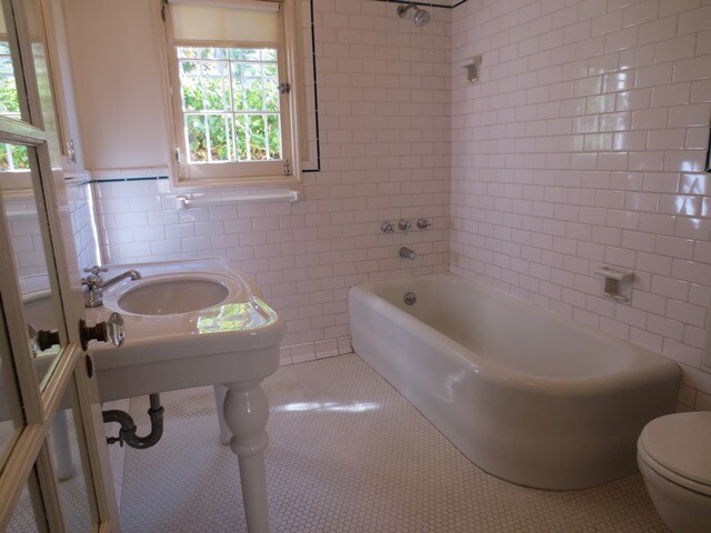 Building Photo - 2021 Whitley Terrace Steps