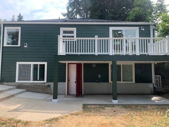 Entrance Unit B - 4646 S Willow St