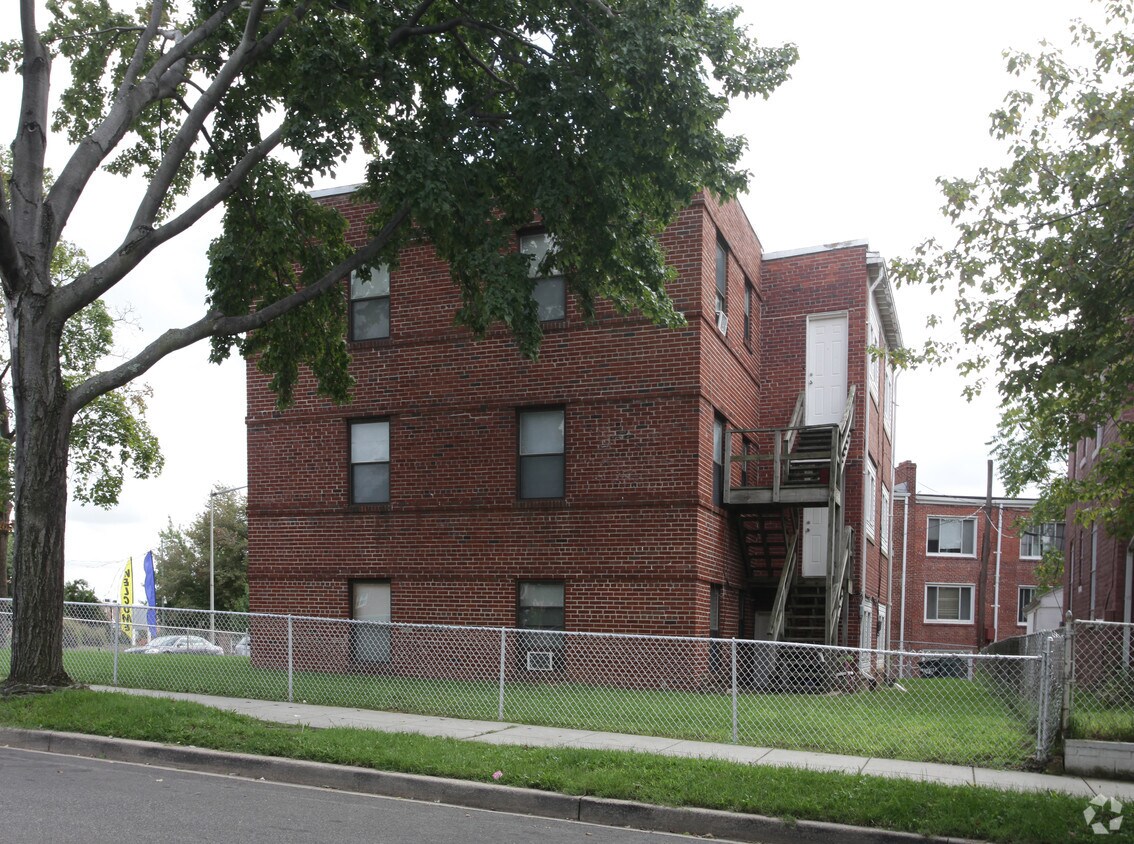 Building Photo - 1020 19th St NE