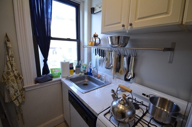 Building Photo - 51 Park Dr