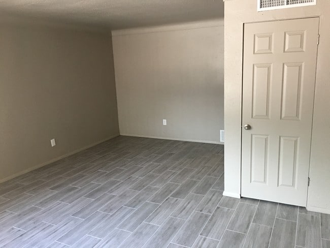 Living Rm with closet - 2703 E Spring St