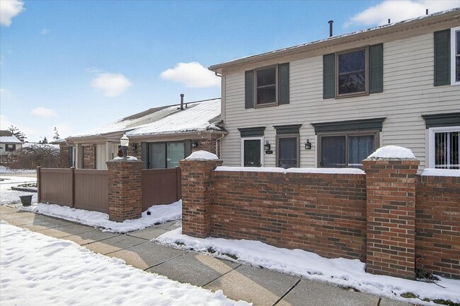 Building Photo - 41070 Southwind Dr