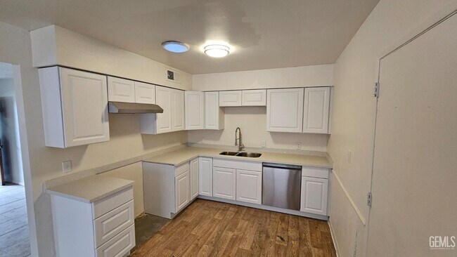 Foto del edificio - South Bakersfield Home for Lease 3 Bed 1.7...
