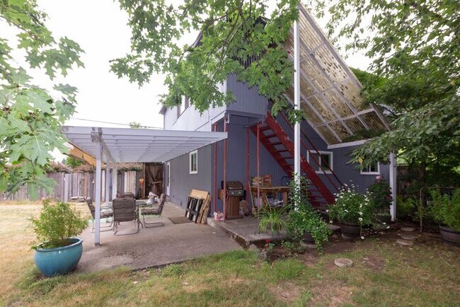 Foto del edificio - 3 bedroom, 1 bath in Southeast Portland! H...
