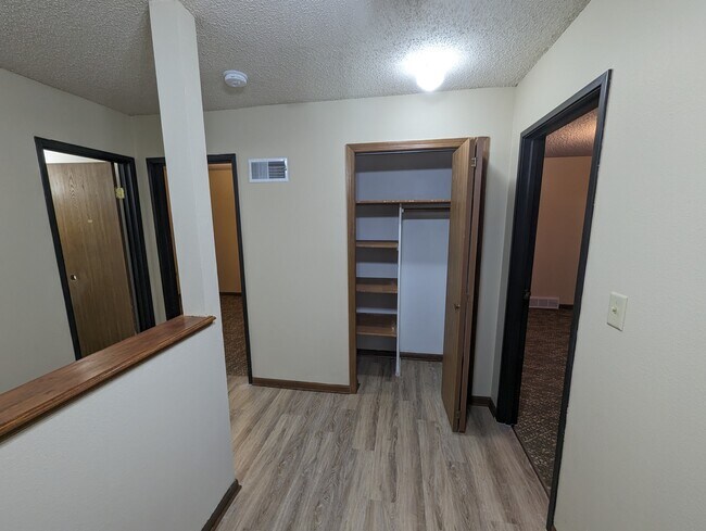 Foto del edificio - 4945 Walker Ave