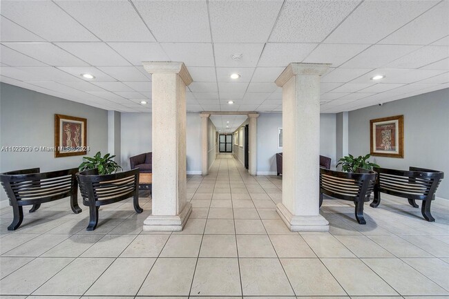 Building Photo - 2016 Bay Dr