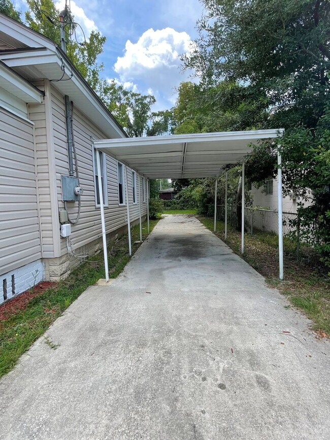 Building Photo - Budget Friendly! 3 bed 2 bath