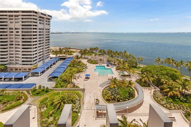 Foto del edificio - 2 Grove Isle Dr