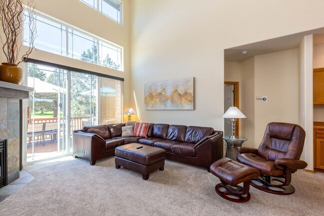 Foto del edificio - 951 Golden Pheasant Dr