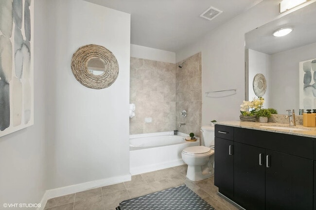 Building Photo - Luxury Meets Location – Prime 1 Bed Near H...