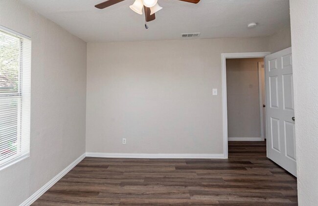 Foto del edificio - 5633 Curzon Ave