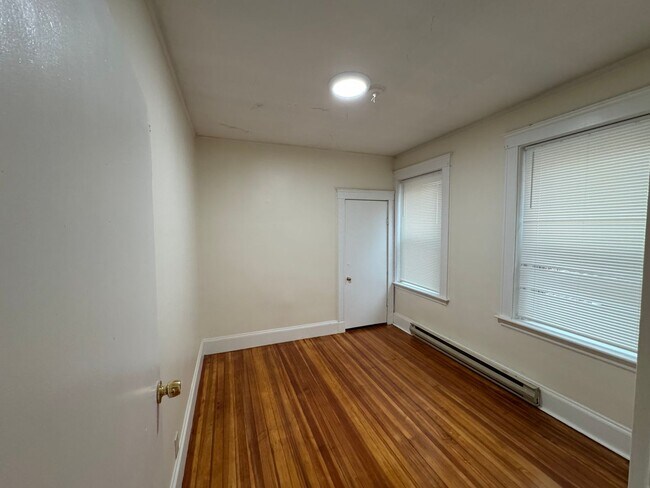Foto del edificio - Flexible move in date! Top floor 2BR in Brighton, heat inc!