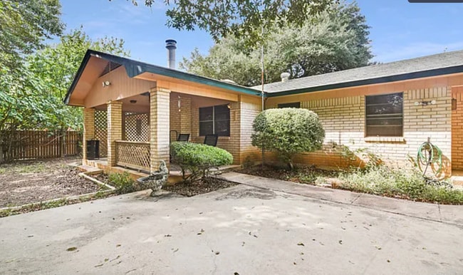 Building Photo - 1250 E Common St