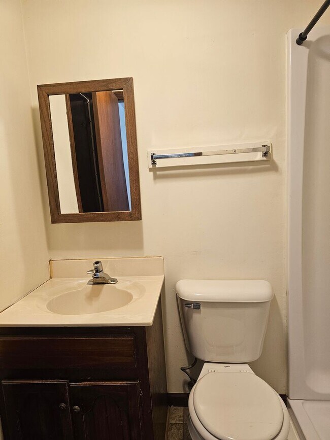 Foto del edificio - One Bedroom Lower in a Duplex