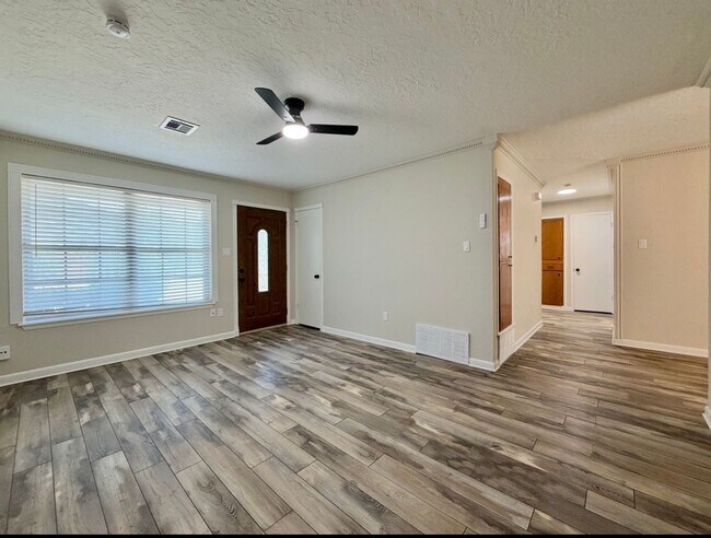 Building Photo - Beautifully Updated