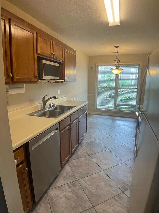 Building Photo - Great 2 bed, 2.5 bath towhome in desirable...