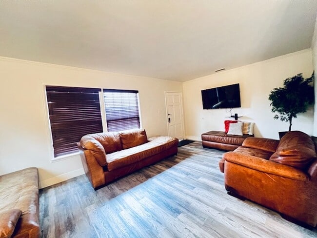 Building Photo - Ready for move in single family home,  2 b...