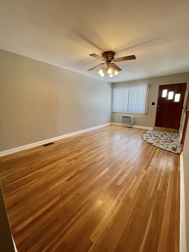 Building Photo - 6046 S Melvina Ave