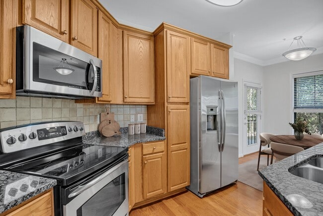 Beautiful Kitchen Finishes - The Cosmopolitan at Lorton Station