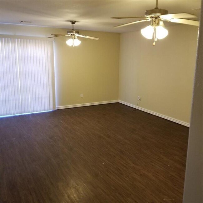 Foto del edificio - 327 Graystone Cir