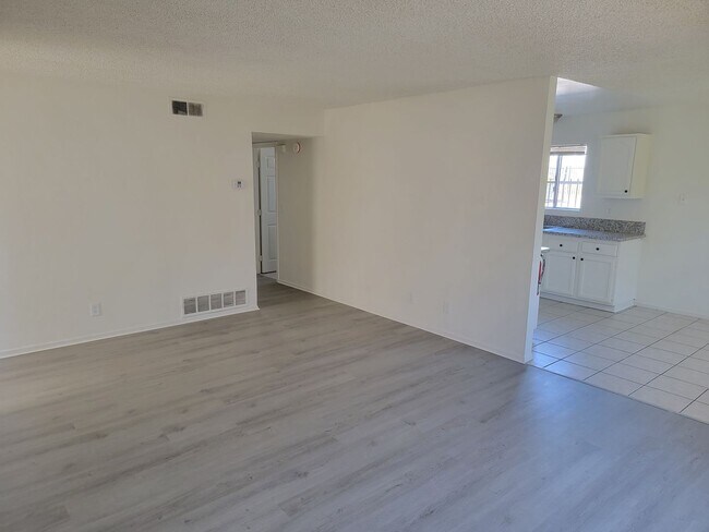 Foto del edificio - 2042 E 19th St
