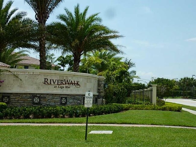 Foto del edificio - 130 Riverwalk Cir E