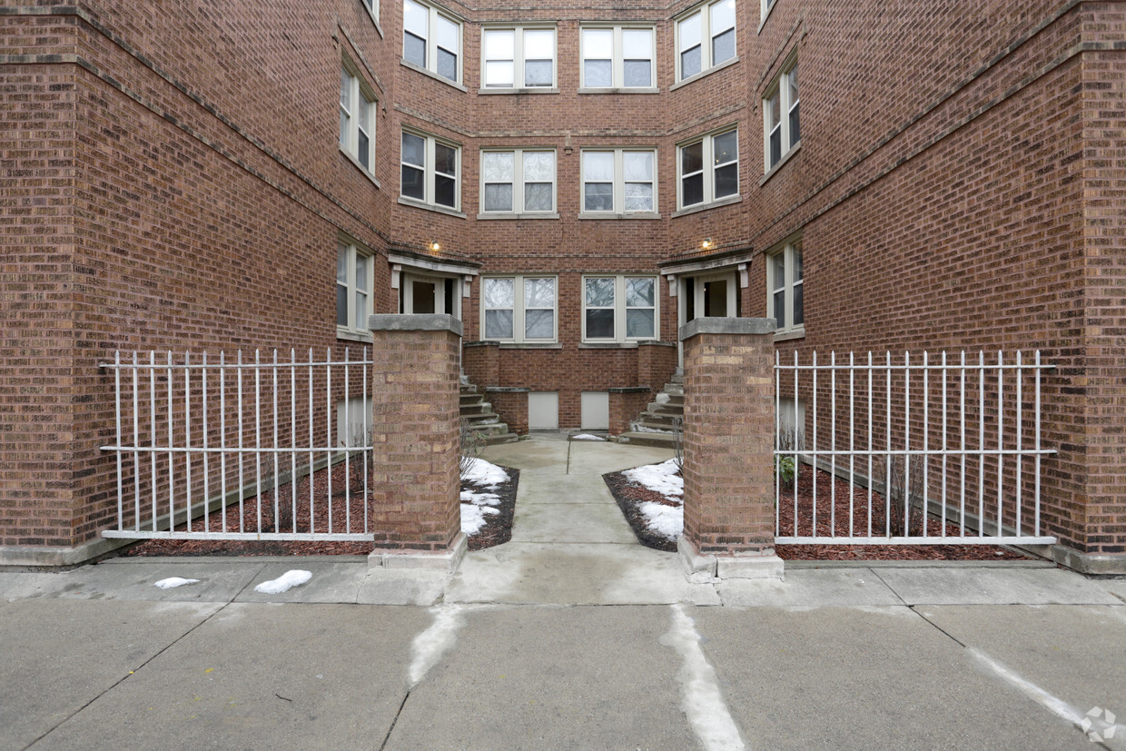 Building Photo - 4901 W Cullom Ave