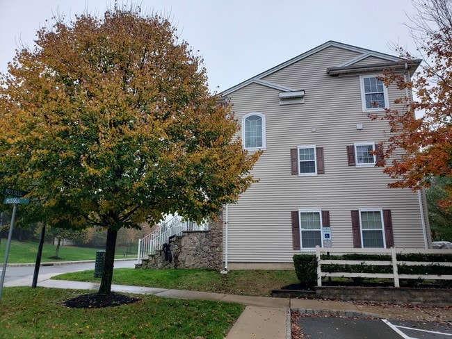 Side View/End Unit - 39 Russell Ct