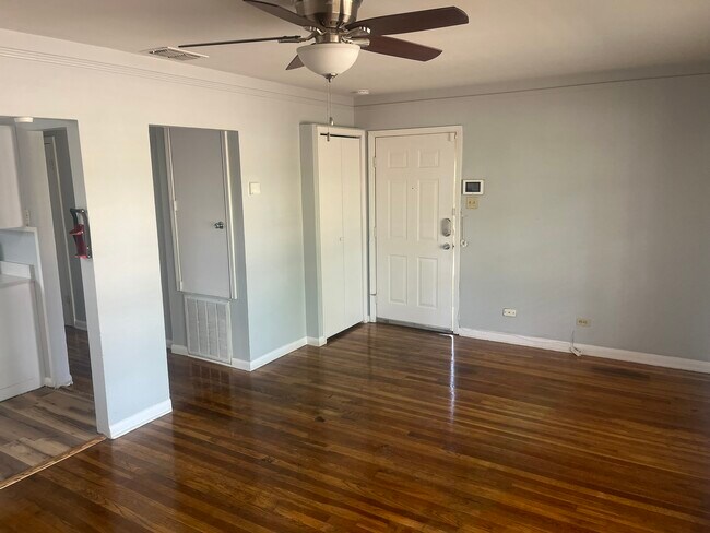 Foto del edificio - 404 Storeywood Dr