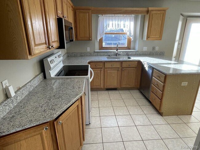 Building Photo - 570 Chasseur Dr