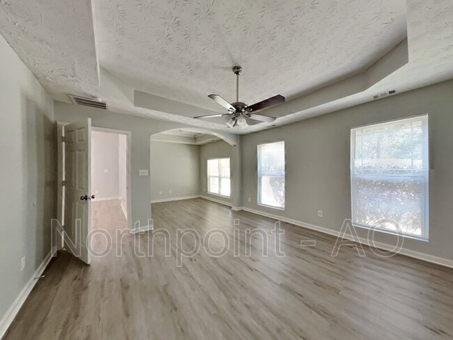 Building Photo - 595 Fisher Dr