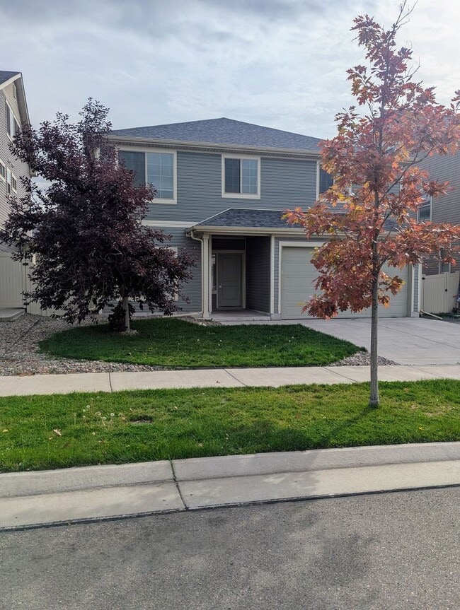 Building Photo - MASSIVE 4-BEDROOM, 3-BATHROOM HOME NEAR DI...